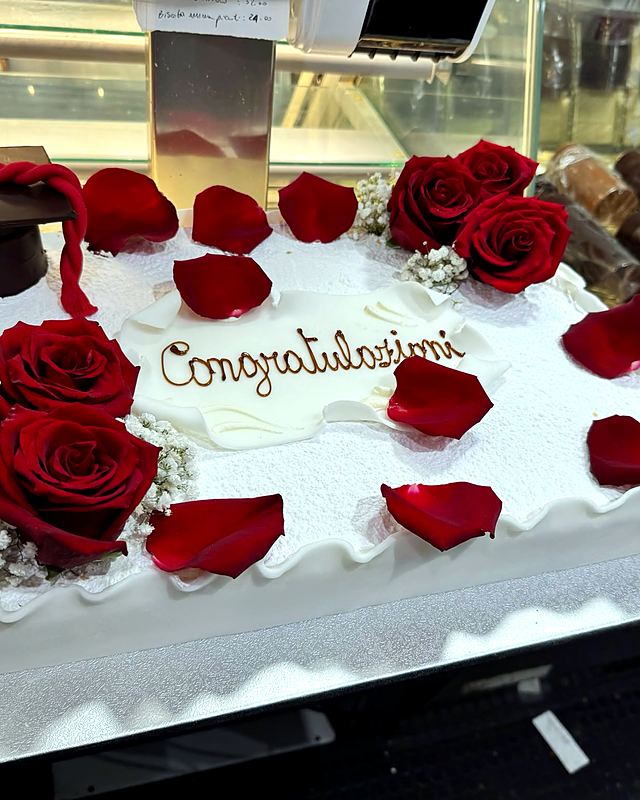 Congratulazioni con rose rosse